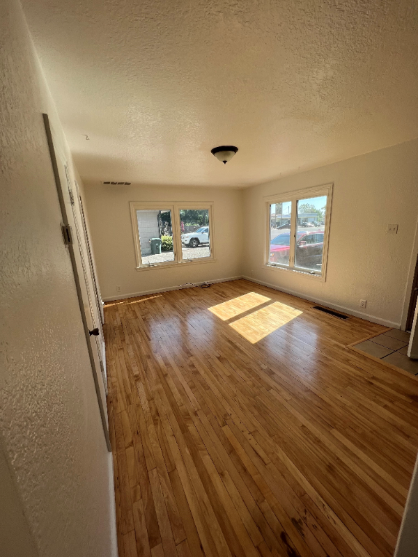 1309 Ave C, Upstairs
